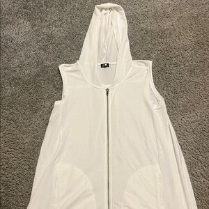 Cable & Gauge White Hooded Vest